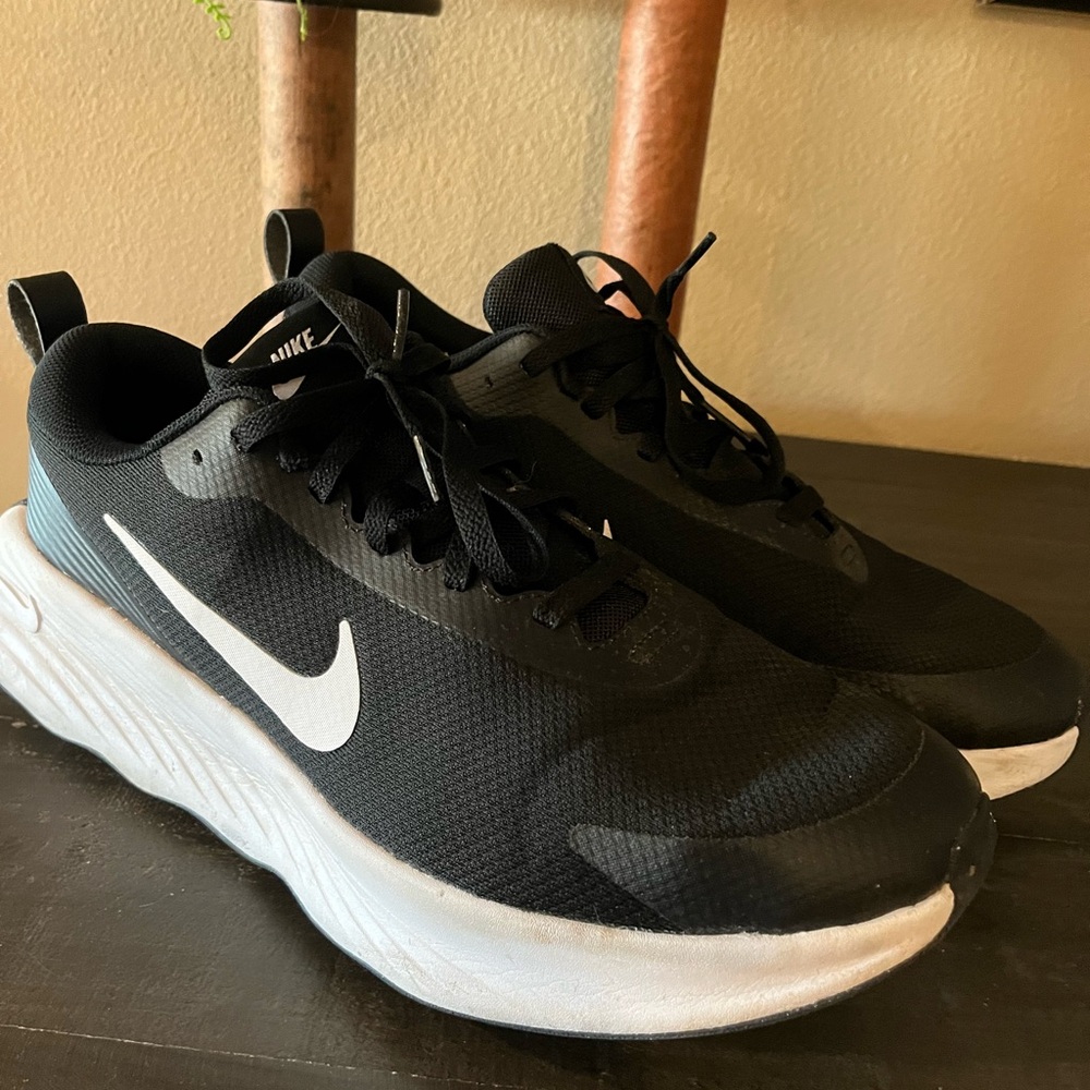 Nike Men's Black and White Athletic Shoes